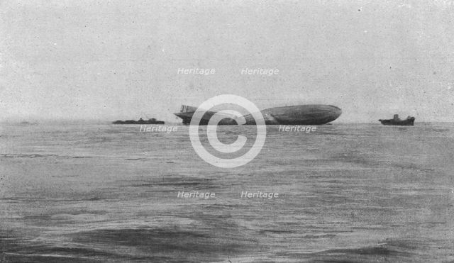 'Le Zeppelin "L-15" abattu dans l'estuaire de la Tamise; Le "L-15" photographie au petit..., 1916. Creator: Daily Sketch.