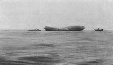 Le Zeppelin "L-15" abattu dans l'estuaire de la Tamise; Le "L-15" photographie au petit..., 1916. Creator: Daily Sketch