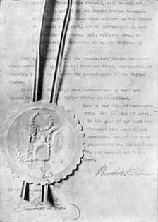 L'Etat de Guerre aux Etats-Unis; La derniere page de la proclamation de la guerre avec... 1917. Creator: Unknown