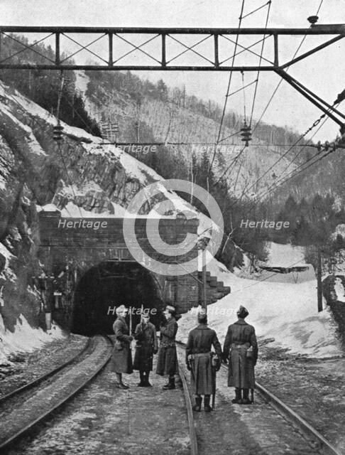 'L'Etat de Guerre aux Etats-Unis; Premiers aspects de l'etat de guerre: les voies ferrees..., 1917. Creator: Unknown.