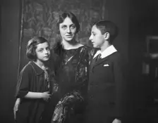 Leventritt, E.M., Mrs., and children, portrait photograph, 1924 Apr. 11. Creator: Arnold Genthe