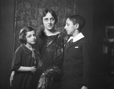 Leventritt, E.M., Mrs., and children, portrait photograph, 1924 Apr. 11. Creator: Arnold Genthe