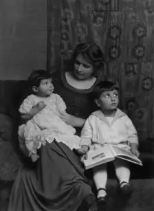 Lewis, Clarence, Mrs., and children, portrait photograph, 1915. Creator: Arnold Genthe