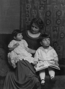 Lewis, Clarence, Mrs., and children, portrait photograph, 1915. Creator: Arnold Genthe