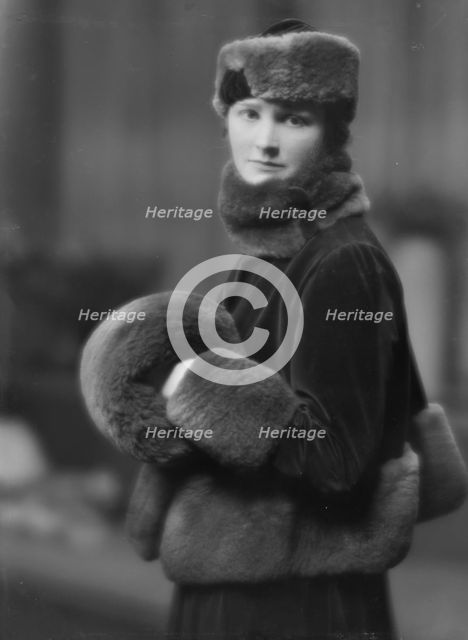 Lewisohn, Walter, Mrs., portrait photograph, 1915 Dec. 21. Creator: Arnold Genthe.