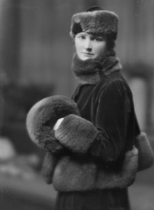 Lewisohn, Walter, Mrs., portrait photograph, 1915 Dec. 21. Creator: Arnold Genthe