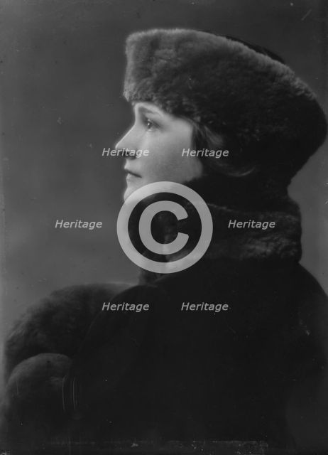 Lewisohn, Walter, Mrs., portrait photograph, 1915 Dec. 21. Creator: Arnold Genthe.