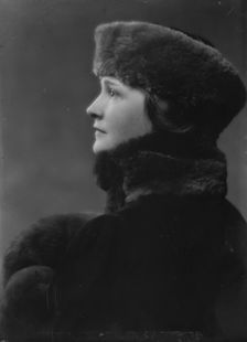 Lewisohn, Walter, Mrs., portrait photograph, 1915 Dec. 21. Creator: Arnold Genthe