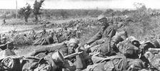 L'expedition des Dardanelles, Entre Seddul-Bahr et Krithia..., 1915 (1924). Creator: Unknown