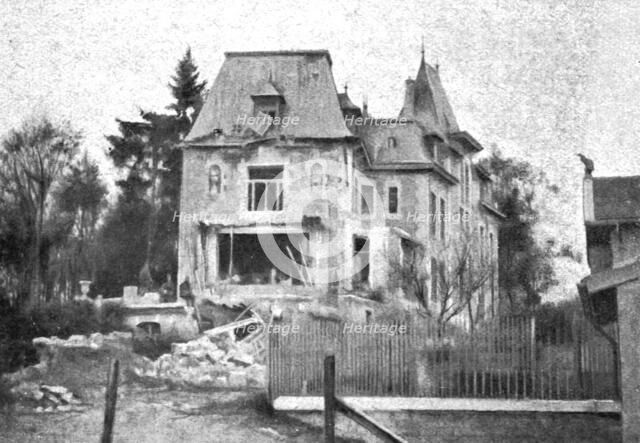'L'exterieur de la maison de M Poincare, president de la Republique, a Sampigny', 1914. Creator: Unknown.