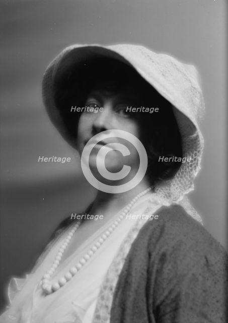 Lee, Annabel, portrait photograph, 1913. Creator: Arnold Genthe.