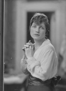 Lee, Betty, Miss, portrait photograph, 1915 Apr. Creator: Arnold Genthe