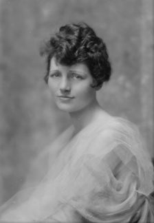 Lee, Helen, Mrs., portrait photograph, 1914 Sept. 16. Creator: Arnold Genthe