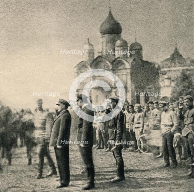 'Lenin reviews the 11th group of graduates of the First Moscow Soviet Machine-Gun Commander School i Artist: Unknown.