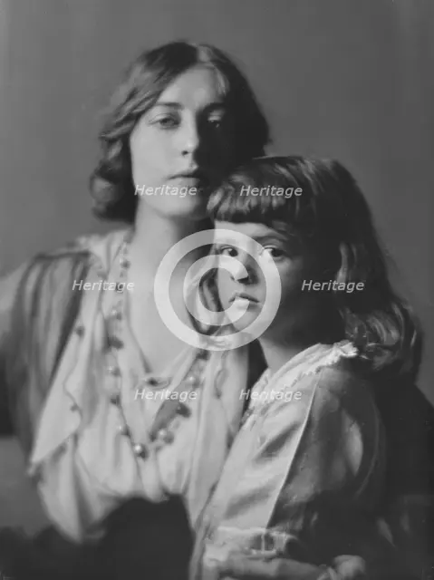 Leo, Edgar, Mrs., and daughter, portrait photograph, 1916. Creator: Arnold Genthe.