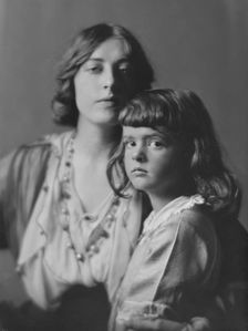 Leo, Edgar, Mrs., and daughter, portrait photograph, 1916. Creator: Arnold Genthe