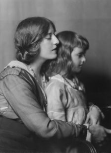 Leo, Edgar, Mrs., and daughter, portrait photograph, 1916. Creator: Arnold Genthe