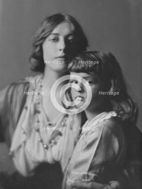 Leo, Edgar, Mrs., and daughter, portrait photograph, 1916. Creator: Arnold Genthe.