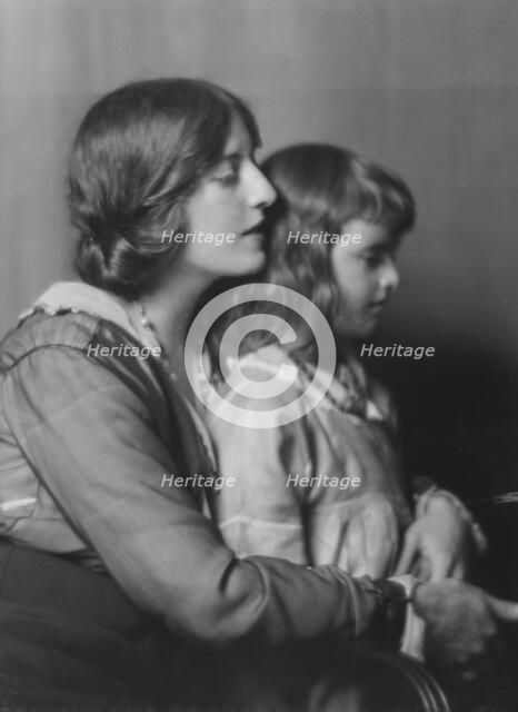 Leo, Edgar, Mrs., and daughter, portrait photograph, 1916. Creator: Arnold Genthe.
