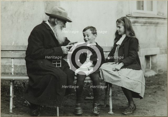 Leo Tolstoy with grandchildren Leo and Sofia, 1909. Artist: Chertkov, Vladimir Grigorievich (1854-1936)