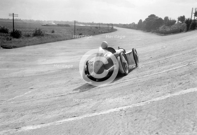 Leon Cushman's Austin 7 racer making a speed record attempt, Brooklands, 8 August 1931. Artist: Bill Brunell.