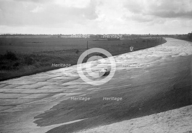Leon Cushman's Austin 7 racer making a speed record attempt, Brooklands, 8 August 1931. Artist: Bill Brunell.