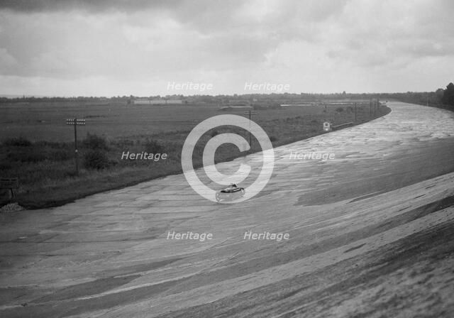Leon Cushman's Austin 7 racer making a speed record attempt, Brooklands, 8 August 1931. Artist: Bill Brunell.