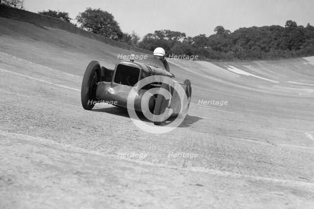 Leon Cushman's Austin 7 racer making a speed record attempt, Brooklands, 8 August 1931. Artist: Bill Brunell.