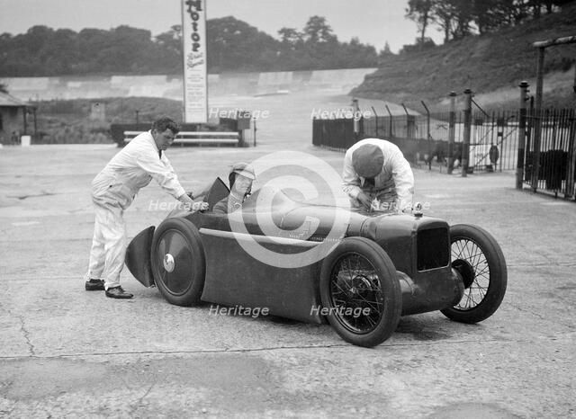 Leon Cushman's Austin 7 racer making a speed record attempt, Brooklands, 8 August 1931. Artist: Bill Brunell.