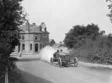 Leon Molon's Minerva passing the Ginger Hall Hotel, Sulby, during the RAC Isle of Man TT race, 1914. Artist: Bill Brunell