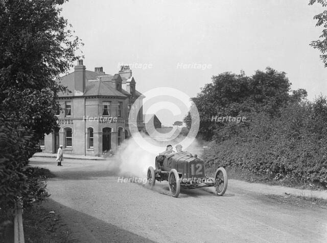 Leon Molon's Minerva passing the Ginger Hall Hotel, Sulby, during the RAC Isle of Man TT race, 1914. Artist: Bill Brunell.