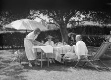 Leonard, Mr. and Mrs., eating outdoors, between 1926 and 1938. Creator: Arnold Genthe