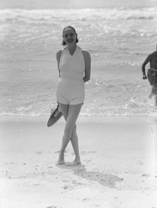 Leonard, Mrs., at the beach, between 1926 and 1938. Creator: Arnold Genthe