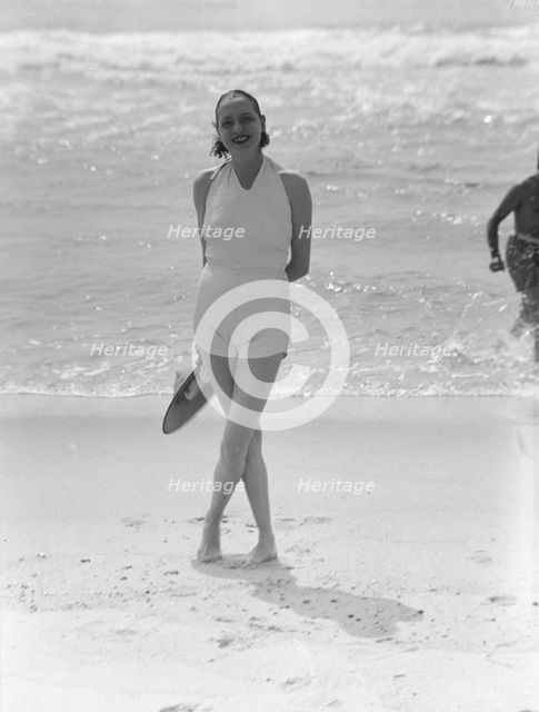 Leonard, Mrs., at the beach, between 1926 and 1938. Creator: Arnold Genthe.