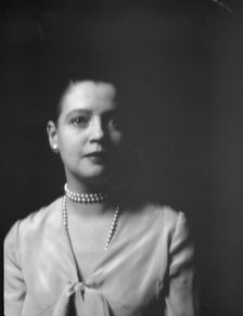 Leonard, Mrs., portrait photograph, between 1926 and 1938. Creator: Arnold Genthe