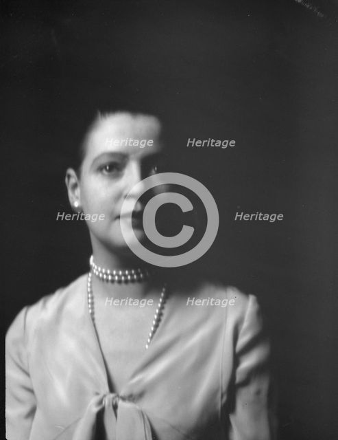 Leonard, Mrs., portrait photograph, between 1926 and 1938. Creator: Arnold Genthe.