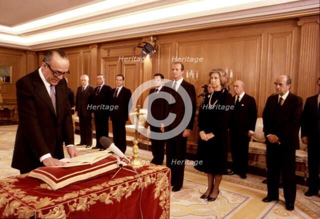 Leopoldo Calvo Sotelo (1926 -), Spanish politician, swears before the King as President of the go…