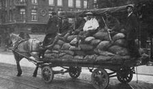 Les manifestations contre "la vie chere" en Hollande; camionnage de pommes de terre..., 1916. Creator: Unknown
