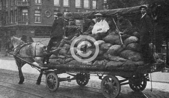 'Les manifestations contre "la vie chere" en Hollande; camionnage de pommes de terre..., 1916. Creator: Unknown.