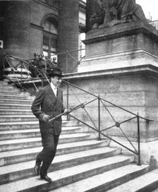 'Les nerfs des foules; A Paris le financier autrichien Rosenberg 1914. Creator: Jean Clair-Guyot