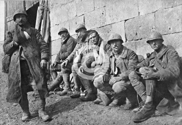 'Les "Notres" , apres la bataille: blesses francais attendant leur evacuationle poste de..., 1918. Creator: Unknown.