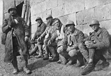 Les "Notres" , apres la bataille: blesses francais attendant leur evacuationle poste de..., 1918. Creator: Unknown