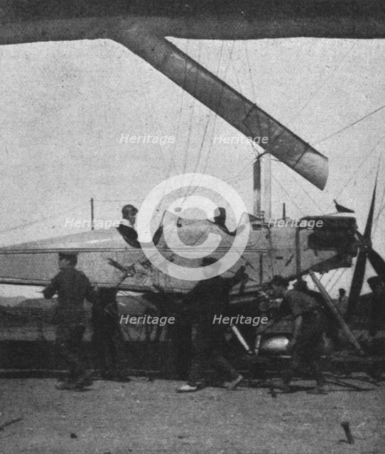 'Les Nouveaux dirigeables, de marine Anglais; La nacelle-fuselage, portant une bombe..., 1916. Creator: Unknown.