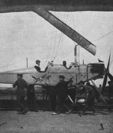 Les Nouveaux dirigeables, de marine Anglais; La nacelle-fuselage, portant une bombe..., 1916. Creator: Unknown