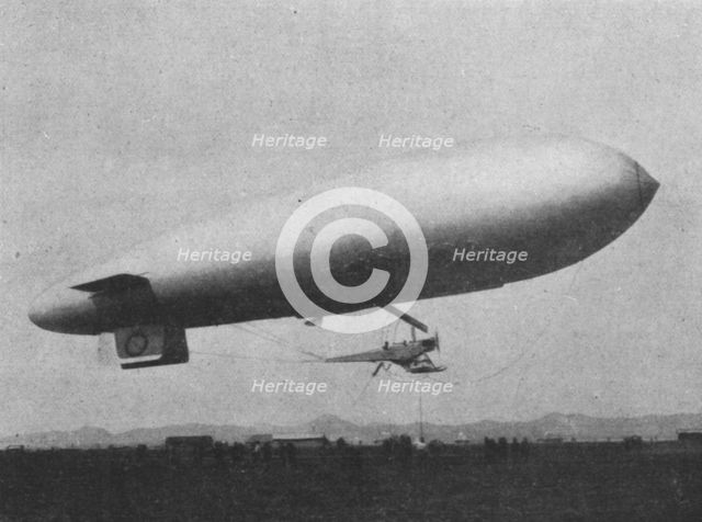 'Les Nouveaux dirigeables, de marine Anglais; Un dirigeable de marine anglais quittant..., 1916. Creator: Unknown.