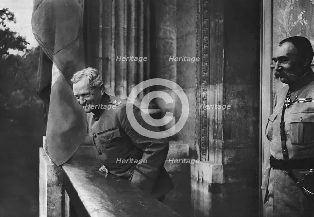 'Les Ovations de Paris; Au balcon de l'hotel Crillon, place de la Concorde, le general..., 1917. Creator: Unknown.