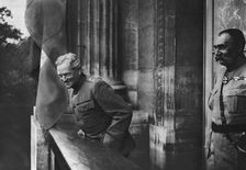 Les Ovations de Paris; Au balcon de l'hotel Crillon, place de la Concorde, le general..., 1917. Creator: Unknown