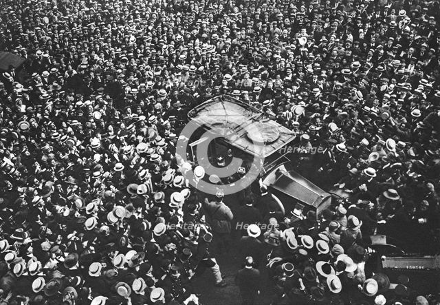 'Les Ovations de Paris; Au sortir de l'hotel Crillon, ou il a accompagné le general Pershing...1917. Creator: Unknown.