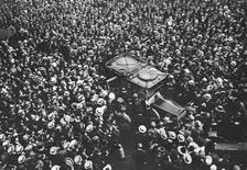 Les Ovations de Paris; Au sortir de l'hotel Crillon, ou il a accompagné le general Pershing...1917. Creator: Unknown