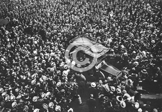 'Les Ovations de Paris; Au sortir de l'hotel Crillon, ou il a accompagné le general Pershing...1917. Creator: Unknown.